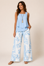 Olalla™ | Completo azzurro cielo camicetta e pantaloni botanici
