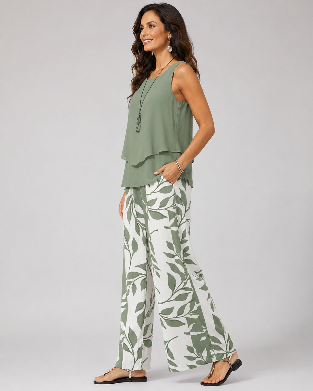 Petronila™ | Completo verde salvia camicetta e pantaloni botanici