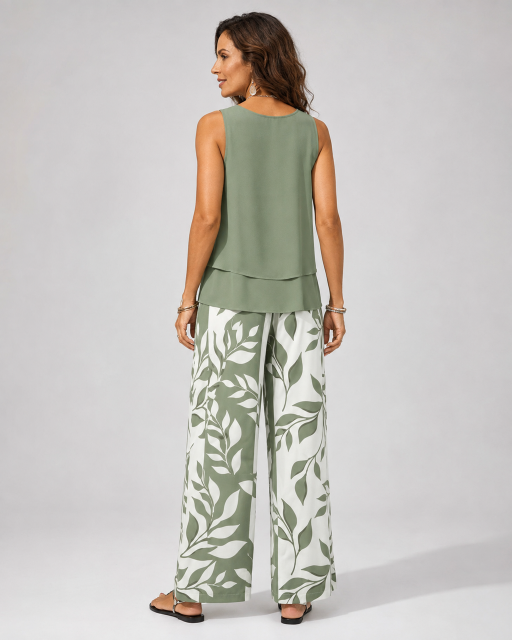 Petronila™ | Completo verde salvia camicetta e pantaloni botanici